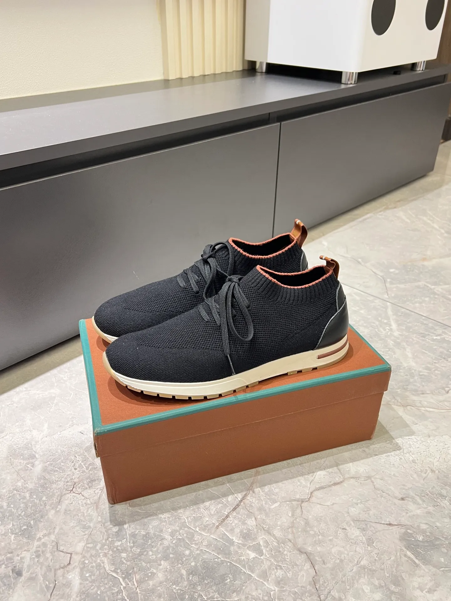 Men's Men's Shoes 💰p380 Loro Men's Shoes 💰piana/Noyo Piana 360 L Men's Shoes 💰p Flexy Walk Men's Sports Shoes These sports shoes are made of knitted wool uppers, and the heel is wrapped in smooth calf leather. Merino sheep are selected from Australia and New Zealand. The upper is machine-woven like a sweater, and then equipped with a white rubber outsole and a Kummel-colored sole. It is both beautiful and non-slip. The fabric is 100% cashmere and the insole is calf leather. It is super comfortable on the feet! Comes with full original packaging! Multiple colors available! Size: 38-44 (45 customized)